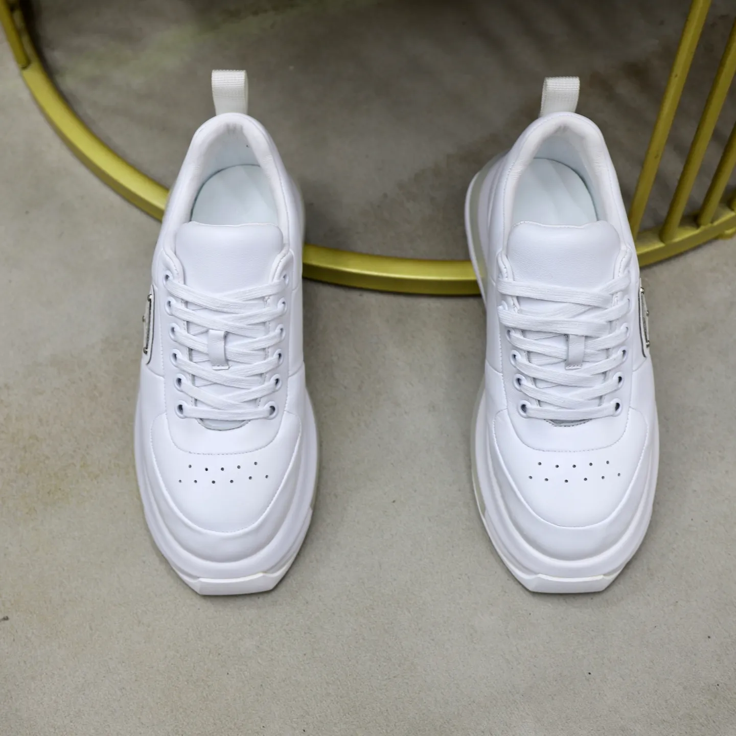 Ex-factory price: 640 💰Prada/Prada Men's casual delivery, using imported cowhide leather upper, Prada triangle logo, lambskin lining, original air cushion bottom, rubber sewing technology, rubber bottom layer, excellent shock absorption effect, comfortable on the feet! Size: 39-44 (45, 46 customized)